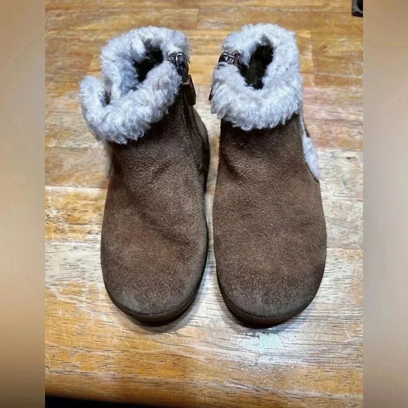 UGG Kids Suede Brown Toddler Size 8 Sheepskin Mallya Boots Great Used Condition - Picture 2 of 8